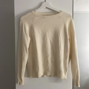 Krämvit stickad tröja  - Säljer en tunn krämvit stickad tröja från only då den inte kommer till användning 