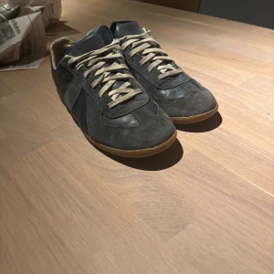 Mörkblå Maison Margiela gats - Klassiska mörkblå Margiela gats, skorna säljs billigt då de har sett bättre dar då det är gott använda men inga hål eller något liknade. Hör av er om ni har några funderingar, priset är ej hugget i sten.