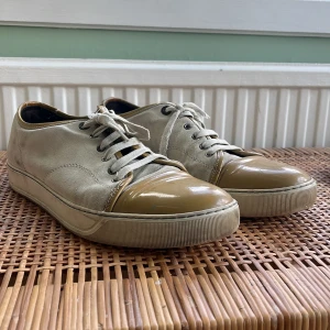 Lanvin DDB1 - Säljer dessa feta lanvins! Storlek 44. Lacken skulle behöva en tvätt för att se glänsande ut och snörena skulle behövas bytas! men annars är dom i väldigt bra skick! 