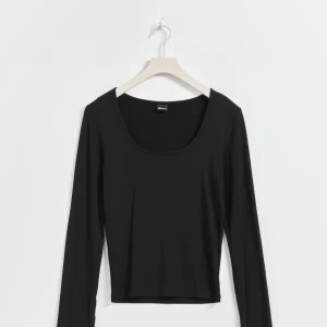 Svart långärmad topp från Gina Tricot - En svart, figurnära långärmad topp från Gina Tricot med rundad, djup urringning. Enkel och stilren design som passar perfekt till jeans eller kjol. Tillverkad i mjukt och stretchigt material för en bekväm känsla hela dagen. Använd 2 gånger❤️ köpte för 199kr säljer för 120kr