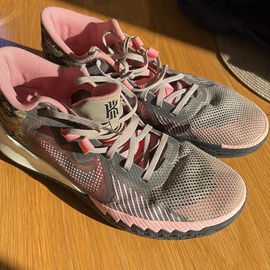 Nike Kyrie basketskor i grått och rosa