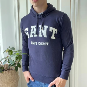 Gant hoodie mörkblå vit text - Gant hoodie mörkblå vit text, inga defekter. Storlek S och modellen är 180,75 kg. Liten på honom som ni ser. Kom med frågor🙏