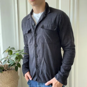 Ciszere overshirt grå M - Ciszere overshirt grå M, inga defekter. Sitter riktigt najs på mig som är 180,75 kg! 