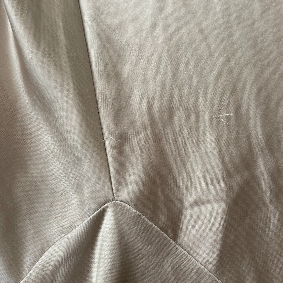 Beige satinkjol med slits - 2