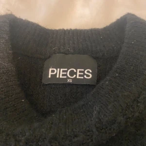 Mysig svart kofta - Har används mycket, den är nopprig se bilderna( det är lite annat ljus på sista bilden). perfekt nu till hösten