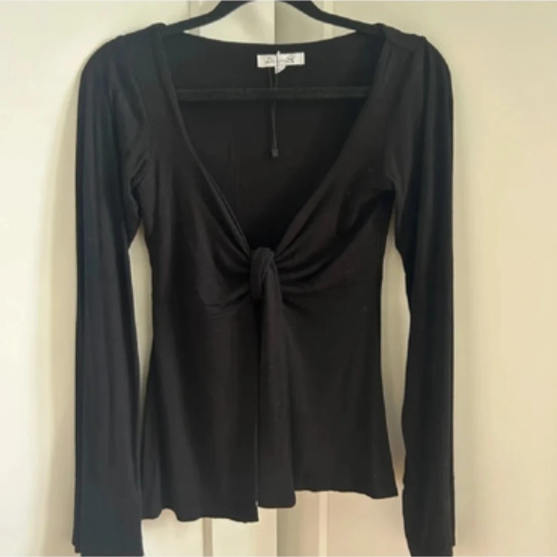 Svart långärmad omlottopp med knyt - 3
