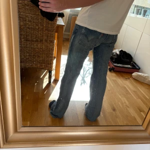 Vintage Levis 518 från 2003 - Säljer dessa Levis 518 från 2003 i bootcut passform 30/34 han på bilden är 182cm och väger 73 kg (lite för lång för han på bilden)