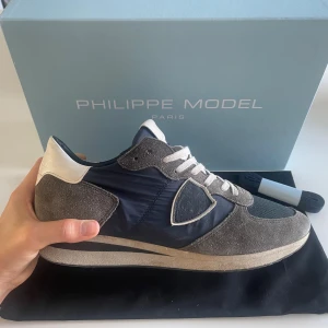 Philippe Model trainers - Säljer dessa fräscha Philippe Model. Box, dustbag och nya skosnören ingår. Skorna är i ett mycket bra skick och passar perfekt nu till höst/vinter. Om du har några frågor eller funderingar så tveka inte att höra av dig! 🤩