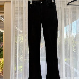 Svarta Jeans från Ginatricot - Snygga svarta jeans från Ginatricot i storlek 40. Byxorna har klassisk femficksdesign, raka ben och normal passform. Perfekta för dig som vill ha en stilren look med lite retrovibe.