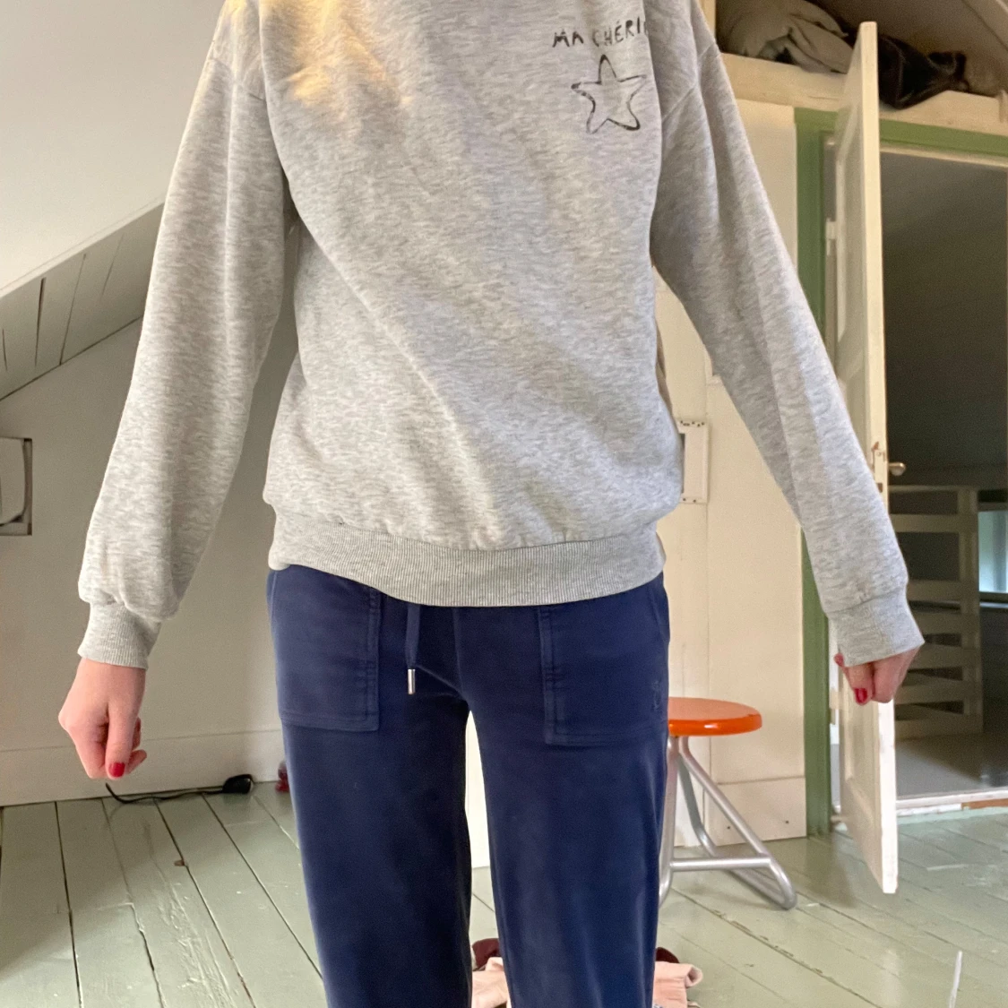 Grå hoodie med Ma Chérie-tryck