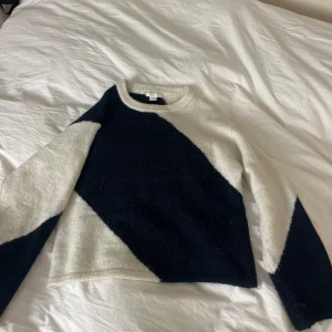 Svart och vit stickad tröja från Gina Tricot - Säljer en superfin stickad tröja från Gina Tricot i storlek 146/152 