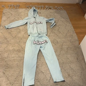 Ljusblå mjukisbyxor från Doganci - Ljusblå tracksuit från Doganci. Limited edition, köpt 2023. Bra skick på, ett pyttelitet hål på tröjan, säljer det för 1100 eftersom det är limited. Storlek XS/S på tröjan men passar som en S/M. Byxorna är storlek S. Priset kan diskuteras!