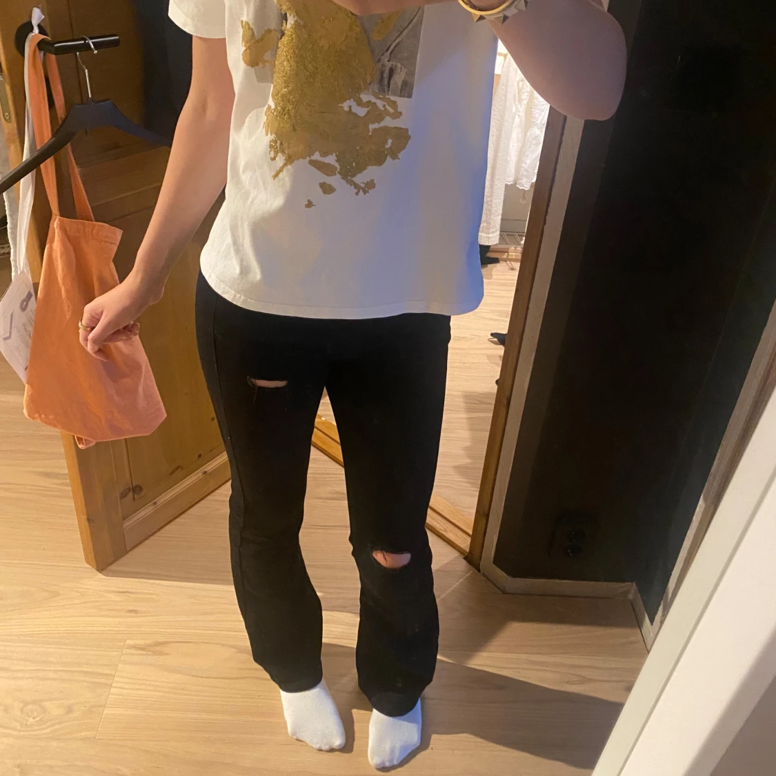 Svarta bootcut jeans med egengjorda hål