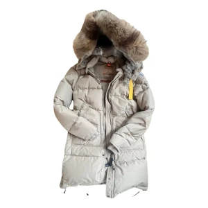 Beige dunjacka med pälsluva Parajumpers - Snygg beige dunjacka från Parajumpers med stor fluffig pälsluva och quiltad design. Jackan har dragkedja, flera fickor och en gul detalj vid axeln. Perfekt för kalla vinterdagar och riktigt varm.