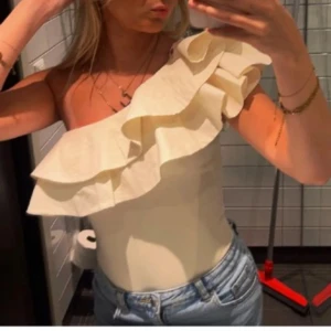 Volangbody  - Jättesnygg body som endast är använd en gång, slutsåld på hemsidan😍😍