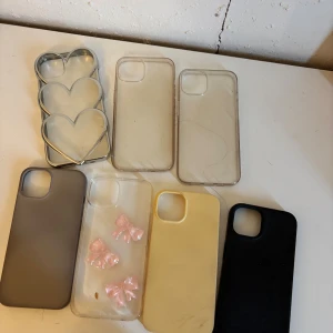 Färgglada mobilskal med hjärtan & rosetter - Säljer sju olika mobilskal i olika färger och stilar. Ett skal har stora hjärtan, ett är genomskinligt med rosa rosetter, och resten är enfärgade i svart, gult, grått och transparent. Perfekt för dig som vill byta stil på mobilen ofta!