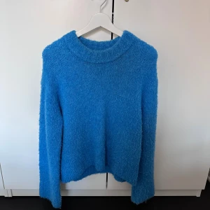 Blå stickad tröja  - & other stories tröja i klarblå färg. Använd typ 3 gånger så perfekt skick! 