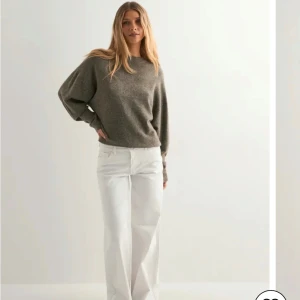 Grå stickad tröja med loose fit - Mysig grå stickad tröja med avslappnad loose passform och långa ärmar. Perfekt för lager-på-lager och enkel att styla till både jeans och kjol. Tröjan har en klassisk rund halsringning och känns superbekväm.