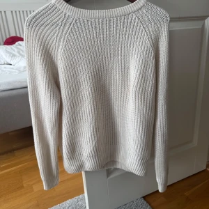 Vit stickad tröja från The Black Label - Säljer en stilren vit stickad tröja från The Black Label Collection i storlek M. Tröjan har en klassisk rund halsringning och långa ärmar. Perfekt att slänga på sig när det är lite kyligare ute.