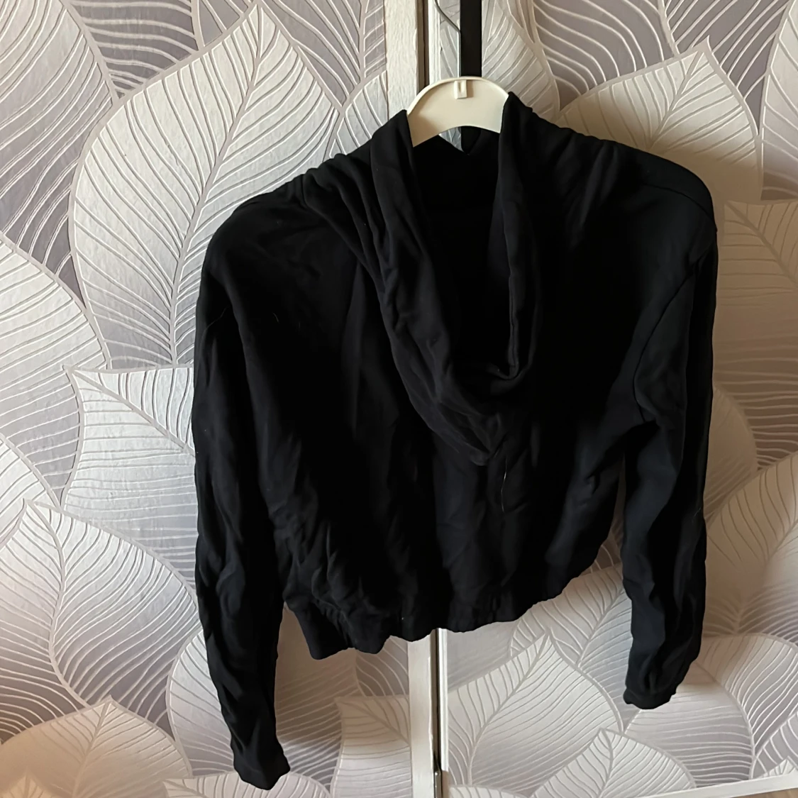 Svart hoodie med huva - 1