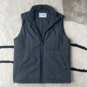 NN07 Väst - Väst från NN07 | Storlek: S - Skick: 9/10 - Nypris: 2700kr - Mitt pris: 1199kr!