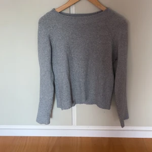 Stickad tröja - En super kön och mysig stickad tröja från Vero Moda. Perfekt nu till hösten i st xs men skulle säga att den passar även dom som har M. Inte stickig och inte använd mer än 2-3 ggr💕