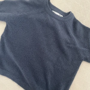 Stickad topp - Stickad tröja i nytt skick! Helt oanvänd. 💙