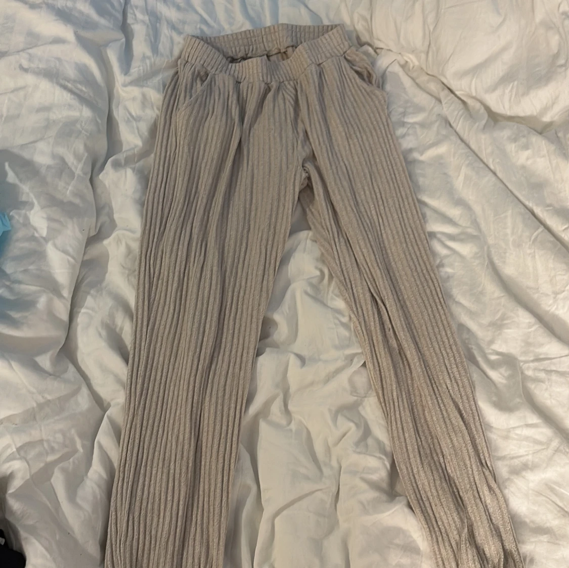 Beige ribbade mjukisbyxor från Lindex