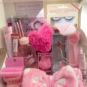 Rosa sminkkit med borstar & fransar - Sött sminkpaket i rosa toner med läppglans, lösögonfransar, mascara, sminkborstar, beautyblender, ögonfransböjare och ansiktsborste. Innehåller även en fluffig hårband och flera sminkverktyg. Perfekt för dig som älskar rosa och vill ha allt samlat.