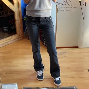 Lågmidjade bootcut jeans - Low waist jeans från pepe jeans, de är sydda efter mina mått och sydda bootcut (bild 3). Skriv för frågor! 🥰Storlek 27/32