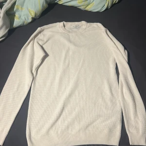 Vit stickad tröja från New Look - Vit stickad tröja  med diskret ribbad struktur. Tröjan har rund halsringning. Enkel och stilren design som passar till det mesta. Storlek s men är ganska så stor så skulle säga s/m