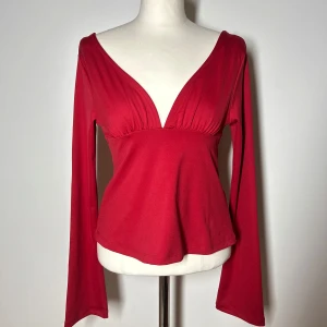 Knyt topp Nelly röd v ringad  - Röd v ringad topp med öppen rygg samt knytning i ryggen och utsvänga ärmar från Nelly. Storlek xs men passar även s. Superfint skick, knappt använd.  Nypris 299kr. (Slutsåld)Den är något mer mörkröd i verkligheten. Den röda färgen blir väldigt stark i kameran.  Köp sker via köp nu, jag postar inom 24h. Kvar tills markerad såld 