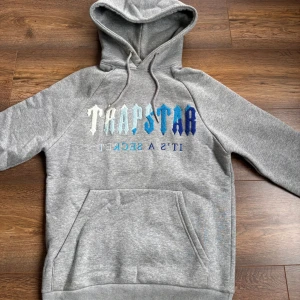 Trapstar hoodie  - Trapstar hoodie, 9/10 skick, använd fåtal gånger, hör av er vid minsta fundering 