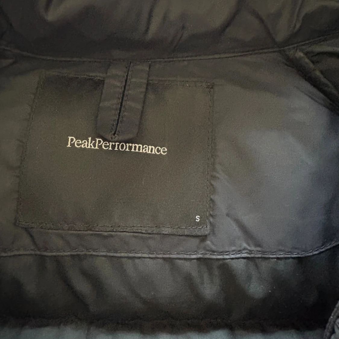 Svart dunjacka med huva från Peak performance  - 2