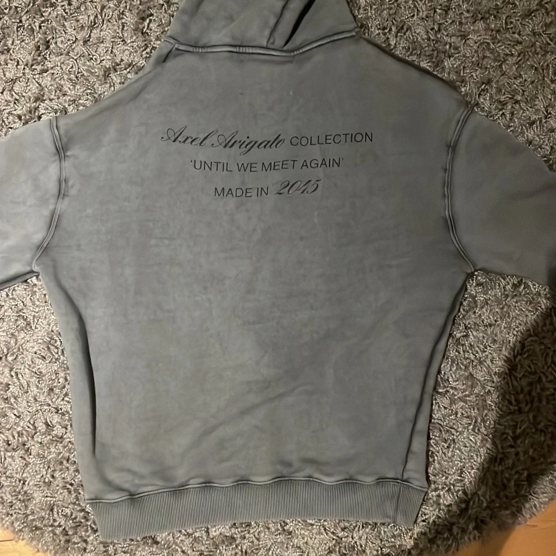 Grå hoodie från Axel Arigato limited edition - 3