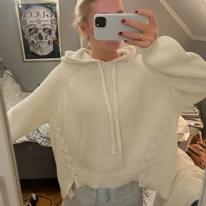 Vit stickad hoodie med snörning - Säljer min Såå snygga stickade hoodie då den tyvärr inte kommer till användning! Super bra skick!💕 storlek L men passar mig som vanligtvis har S/M