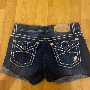 Miss me liknande - skit snygga miss me liknande shorts, köpta på loppis i norge. Lågmidjade, priset kan diskuteras🫶🏼