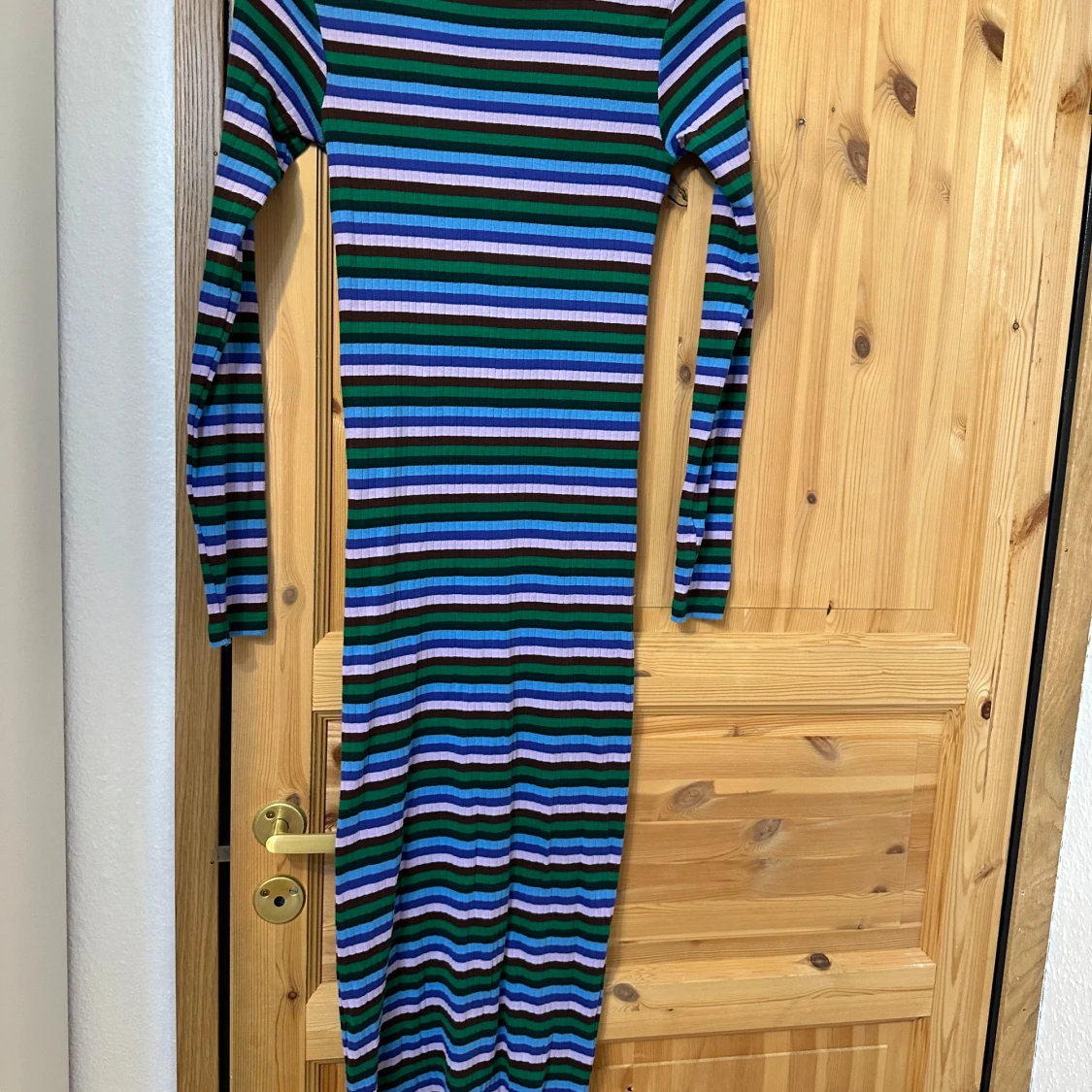 Randig långärmad ribbad klänning