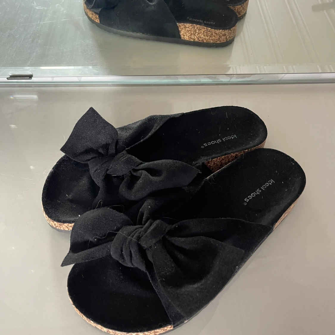 Svarta sandaler med rosett från Ideal Shoes - 1