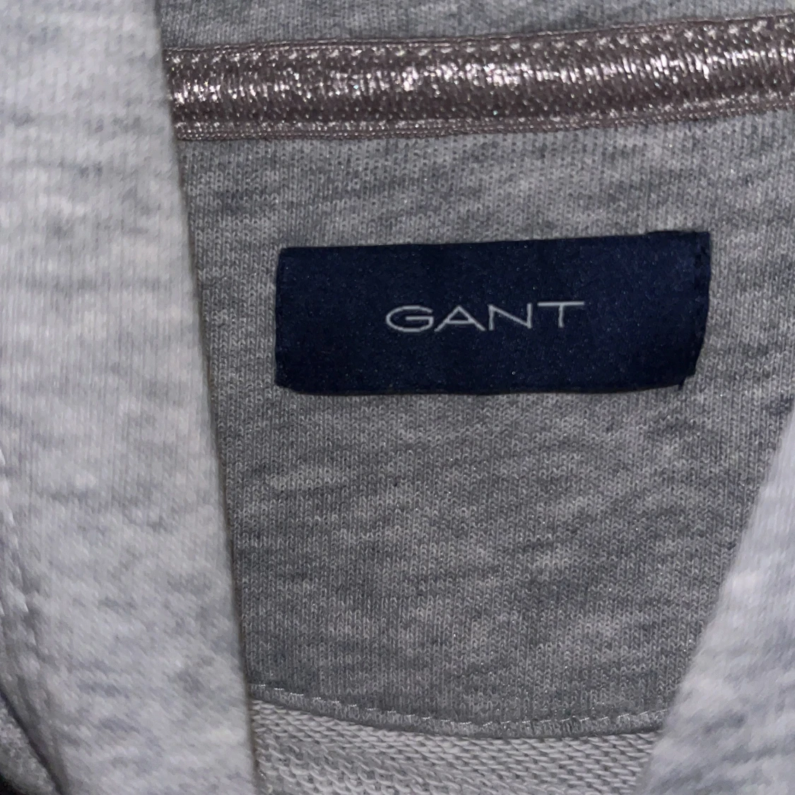 Grå hoodie från Gant med broderi - 3