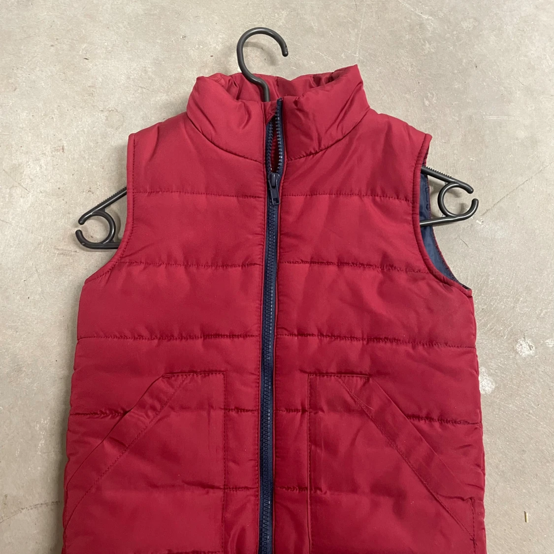 Röd quiltad dunväst från H&M