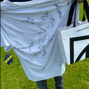 AIK signerad tröja - Säljer en signerad tröja av hela aik laget.