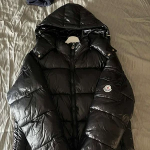  Moncler 🤩❤️❤️ - Nu har jag bestämt mig för att den snyggaste  Moncler jackan ska få gå vidare till någon ny, då jag vill byta jacka till vintern! Använd en säsong och är i fint skick! 💖