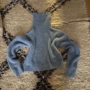 Blå glittrig stickad tröja - Blå glittrig stickad tröja. Bra skick