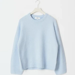 Ljusblå stickad tröja från gina - Supermysig ljusblå stickad tröja från gina med rund halsringning och ribbade muddar. Perfekt för lager-på-lager och chill dagar. Enkel och stilren design som är lätt att matcha med jeans eller kjol.