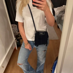 mörkblå maje mini väska i mocka - Säljer min så snygga mörkblå väska från Maje i mocka. Köptes 2023 från NK och denna färg går inte att hitta i butik längre. Väskan har inte används mycket och har endast lite defekter på handdaget. (Syns inte när man bär den) tillkommer guldkedja och axelband som båda är rostfria och har inga defekter. Mickan är även impregnerad sen tidigare och tål vatten ganska bra.💞