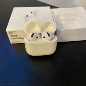 AirPods Pro - Apple AirPods Pro i mycket fint skick, komplett med originalförpackning och laddningsetui. Trådlösa hörlurar med aktiv brusreducering och hög ljudkvalitet. Inga synliga repor eller skador, ser nästan oanvända ut. Perfekt för musik, samtal och träning.