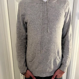 Davida Kashmir hoodie  - Säljer denna hoodie med 100% Kashmir. Hoodien är tunn och väldigt skön. Nypris 2900kr säljer för endast 899kr. Skicket är bra men den har en mindre lagning på ena armbågen! Hör av er vid eventuella frågor!