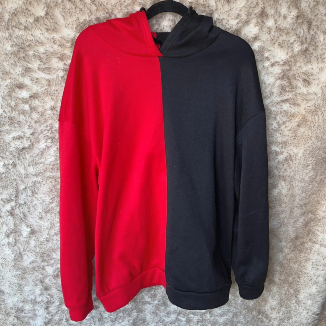 Röd och svart hoodie  - 2