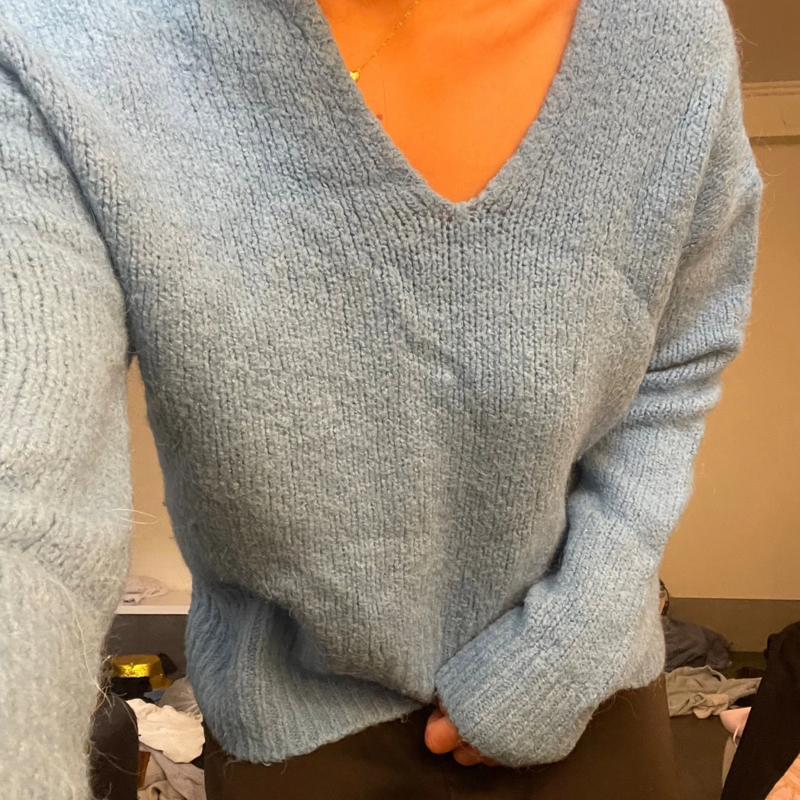 Blå stickad v-ringad tröja - 1